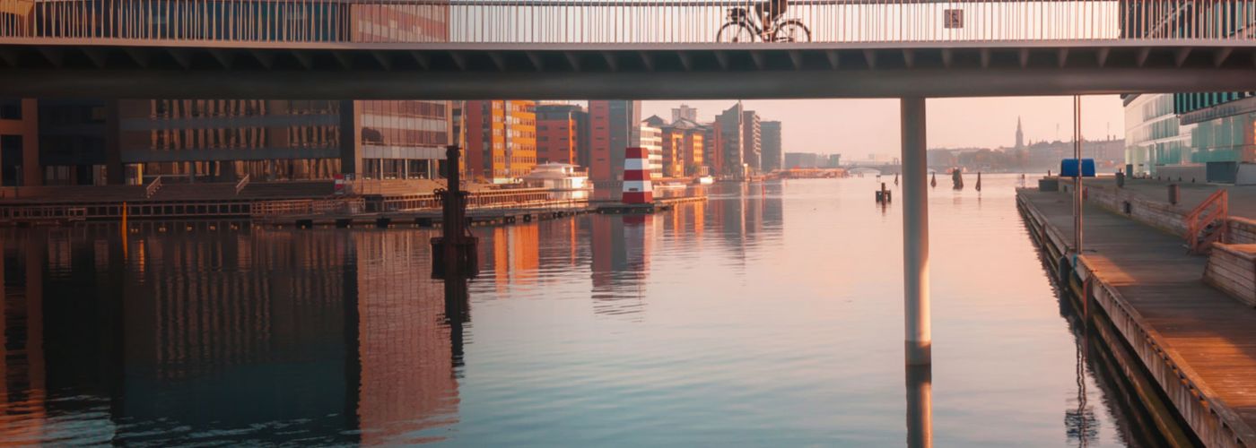 Cyklist på vej over bro i København