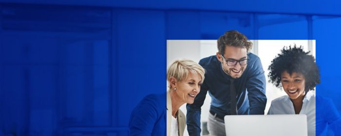 Drei Kollegen am Laptop