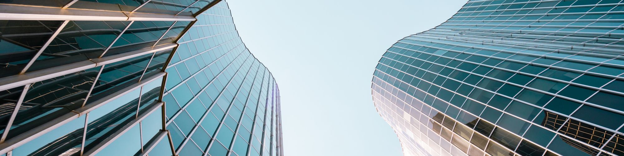 Nubes reflejándose en las ventanas de un edificio