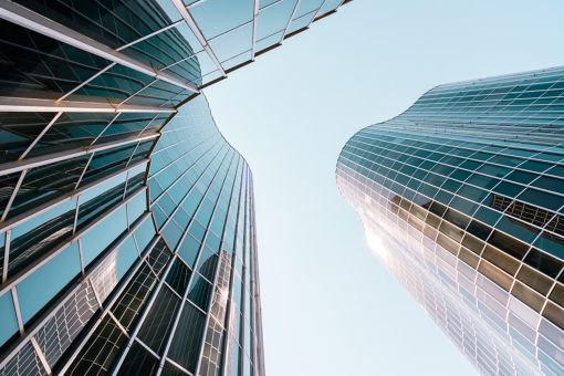 Nubes reflejándose en las ventanas de un edificio