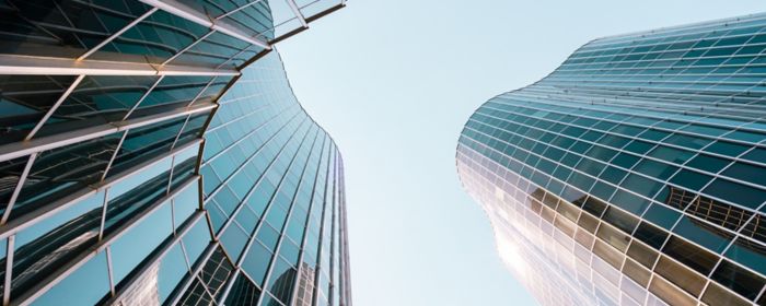 Nubes reflejándose en las ventanas de un edificio