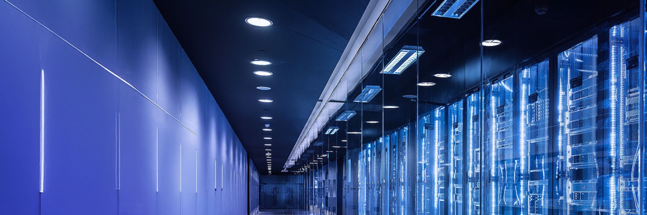 Ein Rechenzentrum im blauen Licht