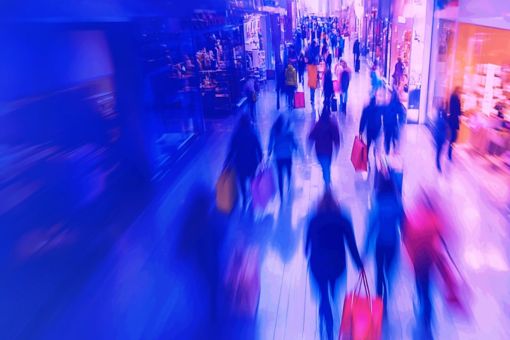 Einkaufstrasse mit Menschen