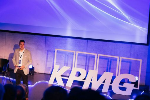 Hlynur býður fólk velkomið