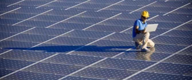 Ingenieur auf Solardach