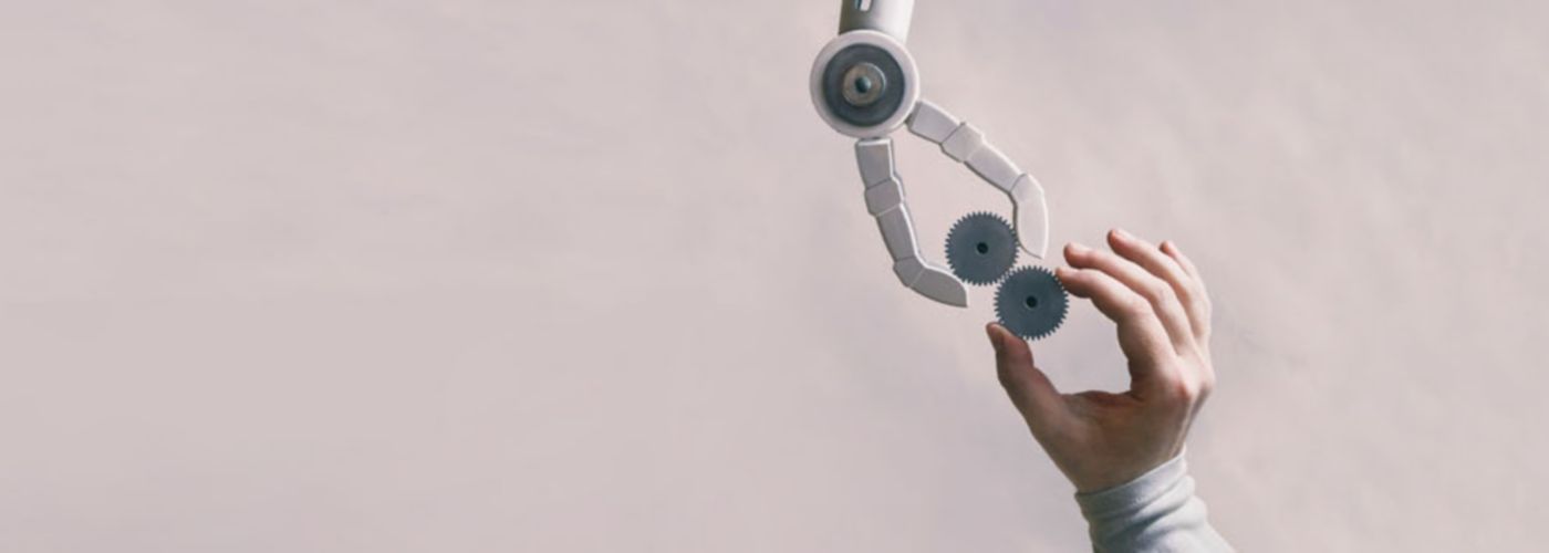 Hände mit Zahnräder