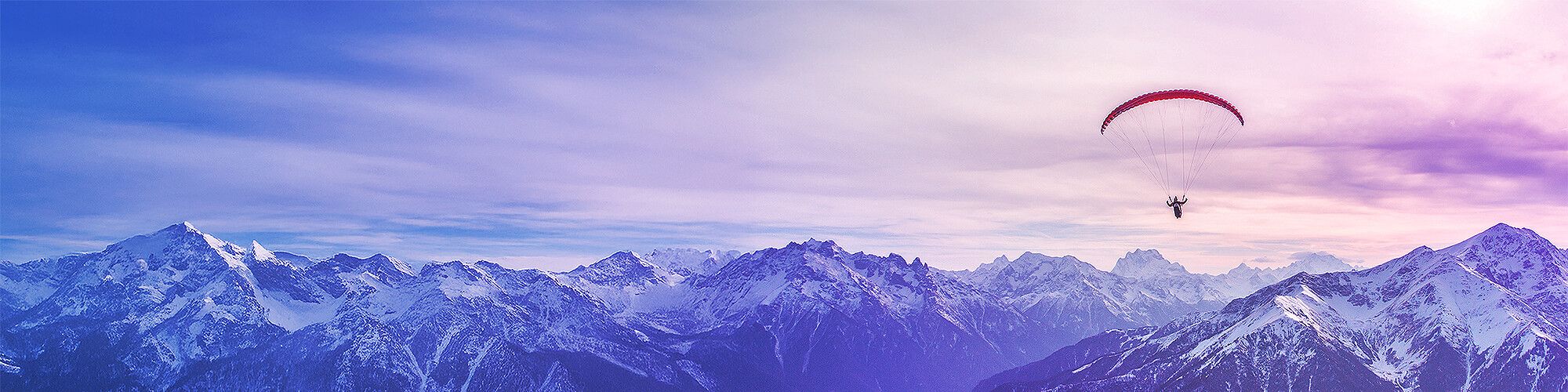 Fallschirmspringer in den Bergen