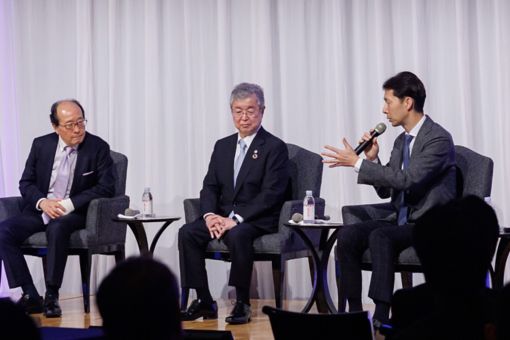 KPMG FAS Forum 登壇者ら3名の、舞台上着席での討論