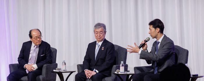 KPMG FAS Forum 登壇者ら3名の、舞台上着席での討論