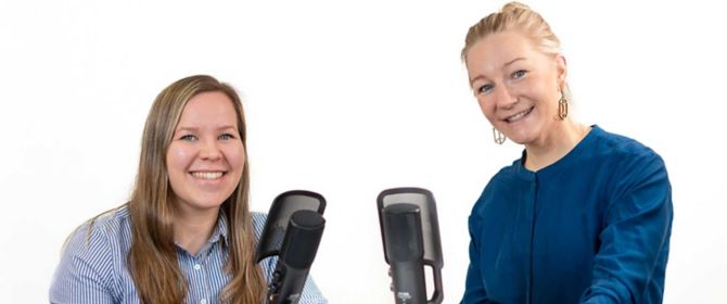Podcastimme juontajat: Julia Jääskeläinen ja Lotta Wilkman
