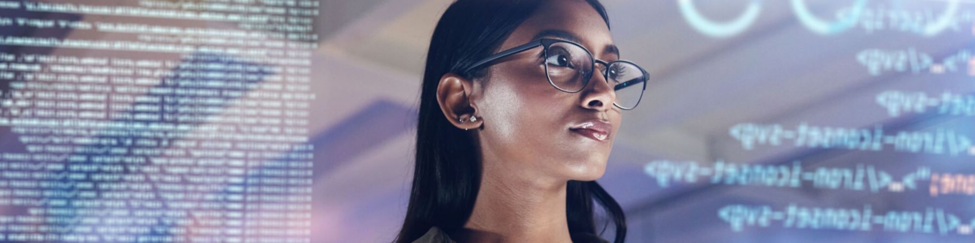 Frau mit Brille liest Codezeilen