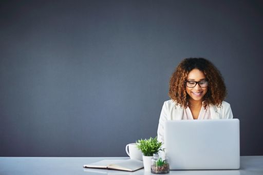 Frau mit Laptop