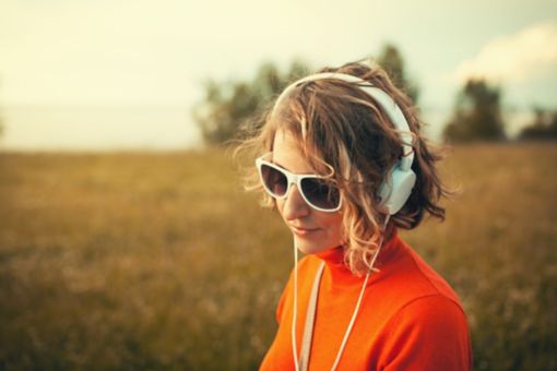 Frau mit Sonnenbrille und Headphones