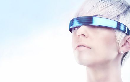 Frau mit VR Brille