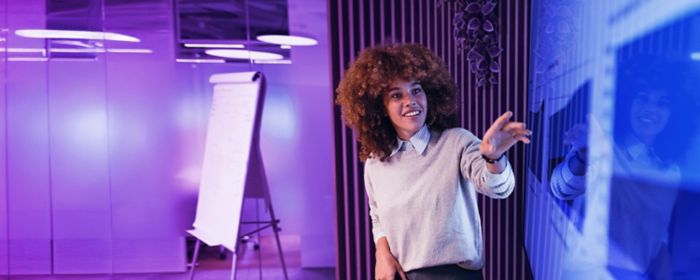 Frau beim Präsentieren