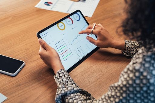 Frau tippt auf Tablet