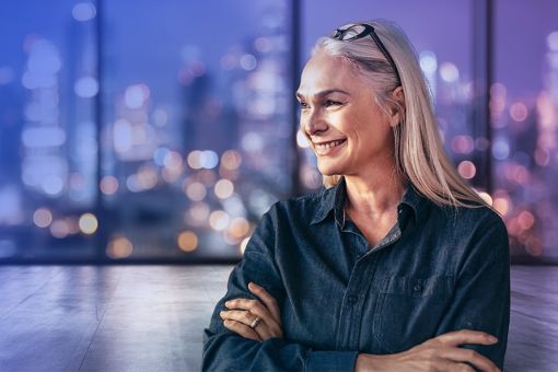 Frau mit verschränkten Armen