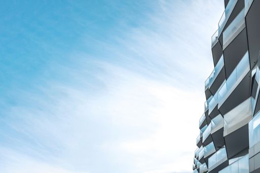 Gebäude mit Glasbalkons