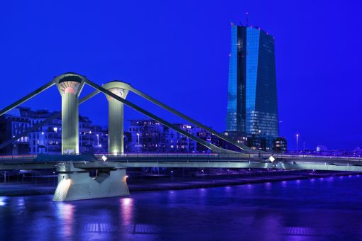 Gebäude und Brücke bei Nacht