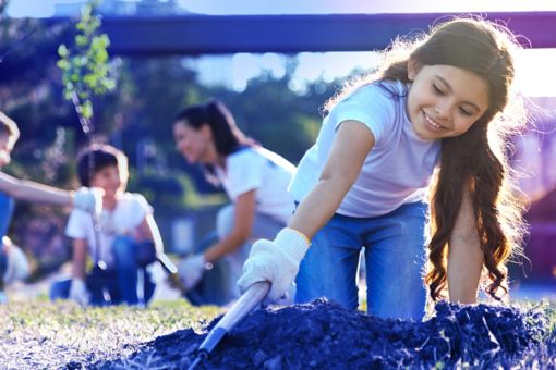 girl doing gardening