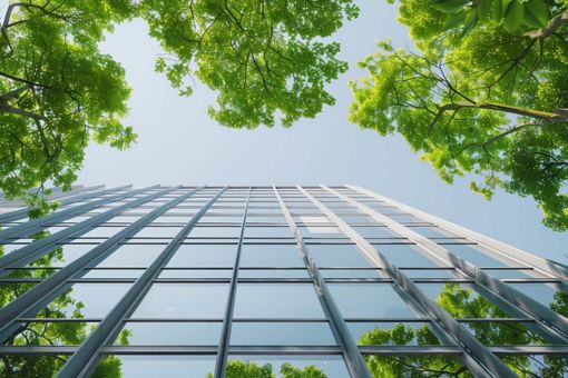 Bâtiment en verre à côté des arbres