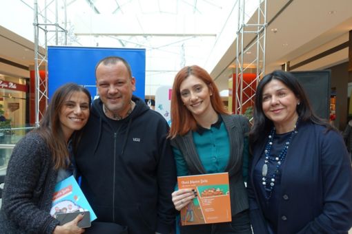 Από αριστερά οι κκ. Σόνια Λαζαρίδου – Γερολυμάτου Γενική Διευθύντρια Κλάδου OTC, Δημήτρης Σκαρμούτσος Chef, Κατερίνα Πουρναροπούλου, CSR and Marketing Coordinator KPMG, Χριστίνα Μαρούγκα- Κατσουρίδη, Γενική Γραμματέας ΕΛΕΠΑΠ.