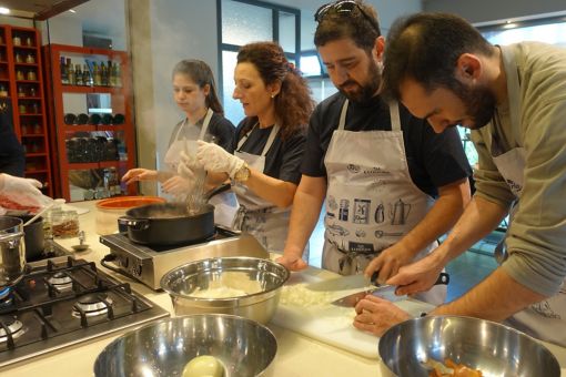 Οι εθελοντές της KPMG εν ώρα μαγειρικής δράσης