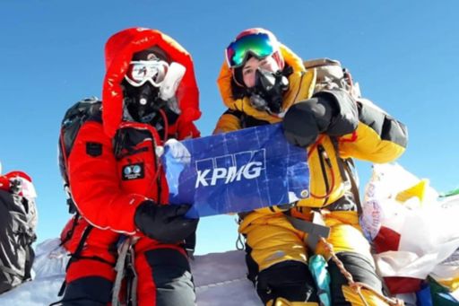 Η Χριστίνα Φλαμπούρη και Βανέσσα Αρχοντίδου κρατούν τη σημαία της KPMG στην κορυφή του κόσμου.