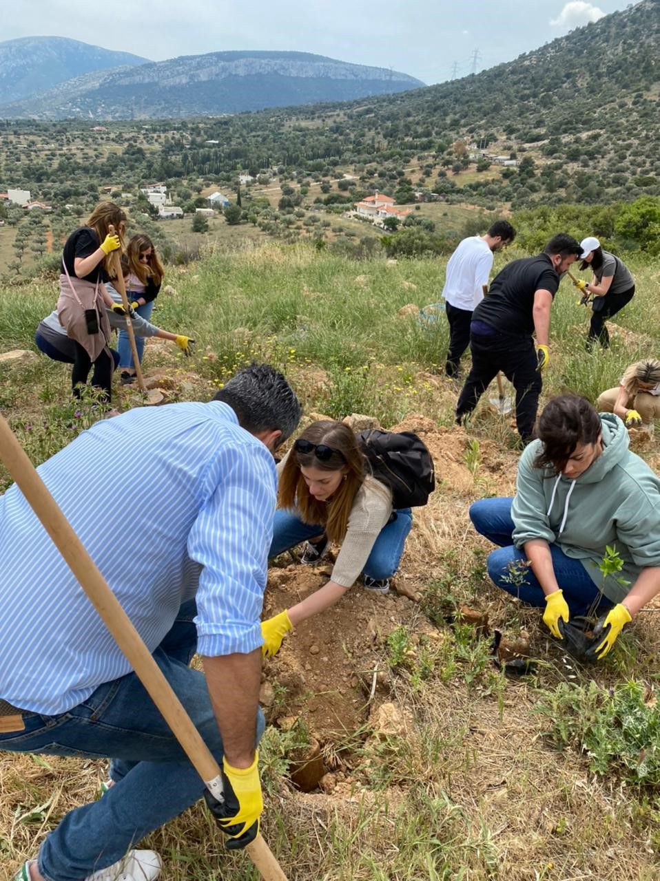 αναμνηστικές φωτογραφίες με τους εθελοντές επί τω έργω