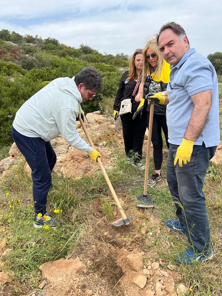 αναμνηστικές φωτογραφίες με τους εθελοντές επί τω έργω