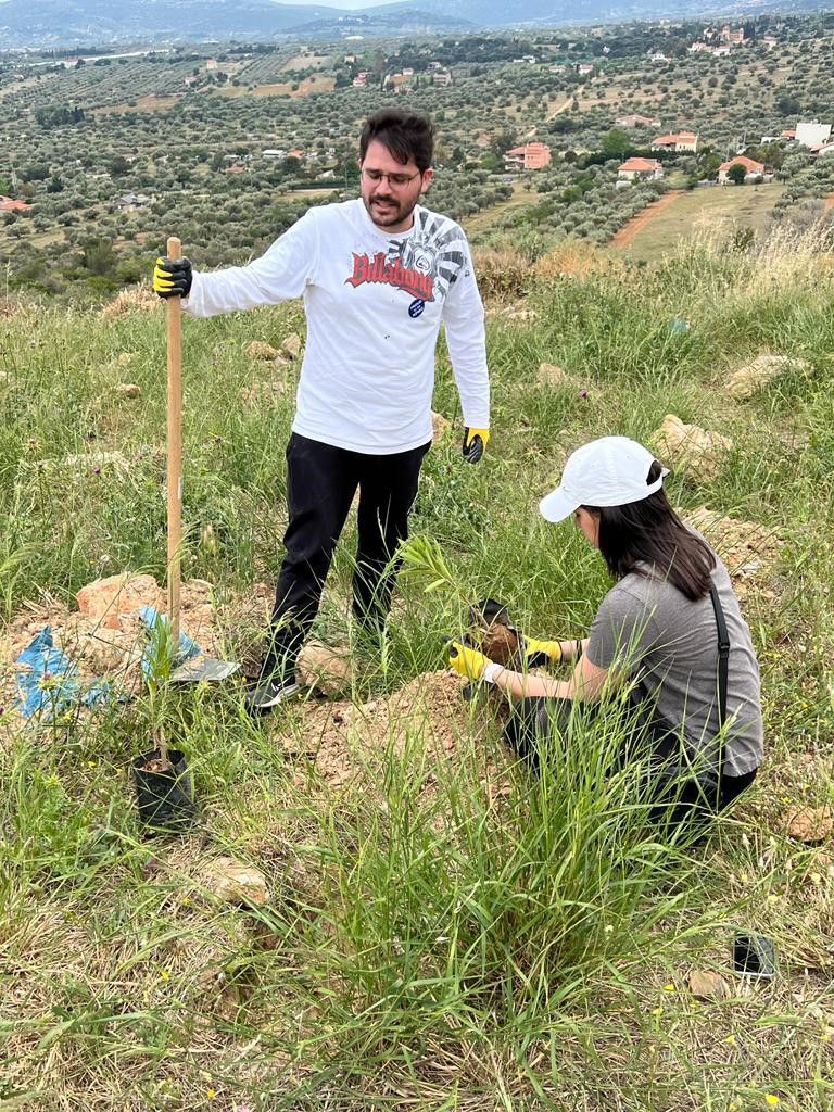 αναμνηστικές φωτογραφίες με τους εθελοντές επί τω έργω