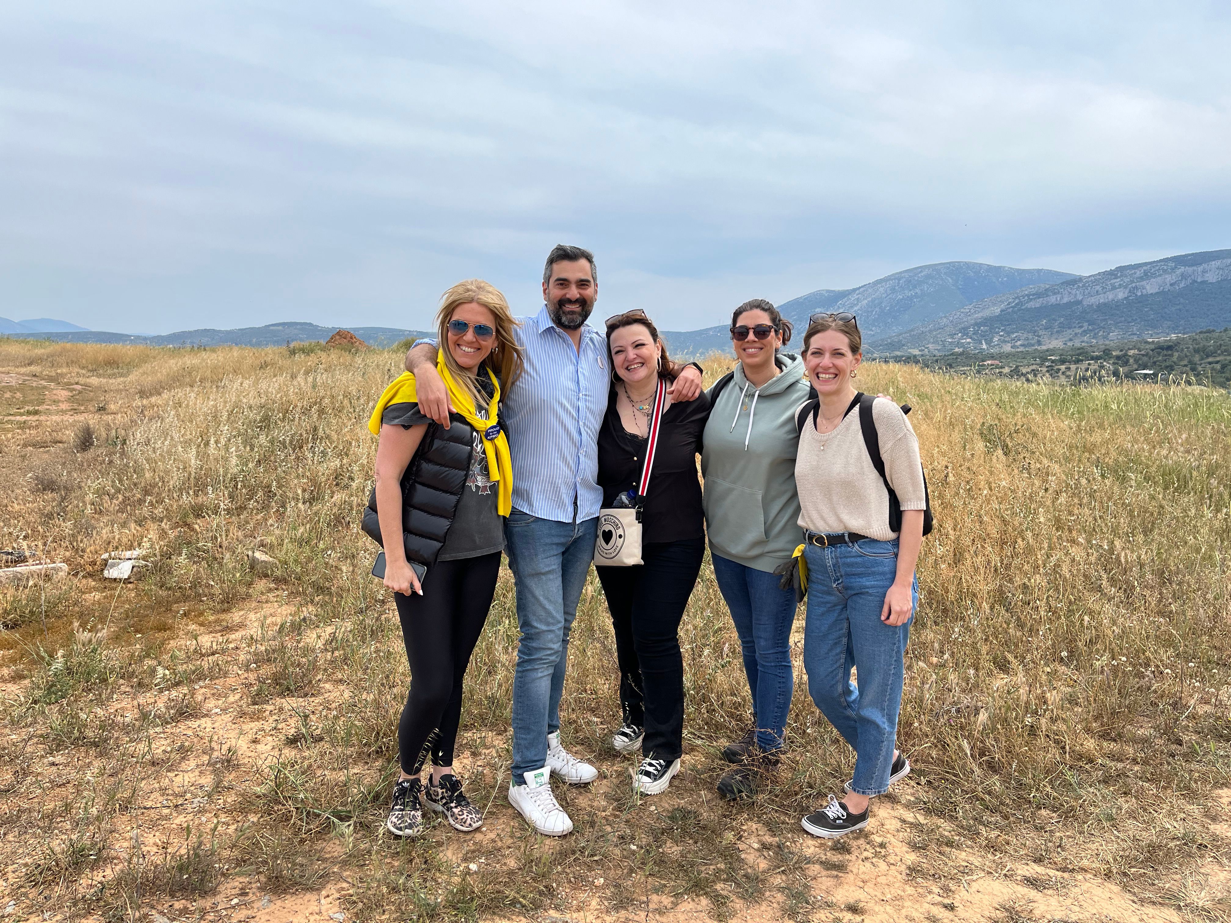 αναμνηστικές φωτογραφίες με τους εθελοντές επί τω έργω