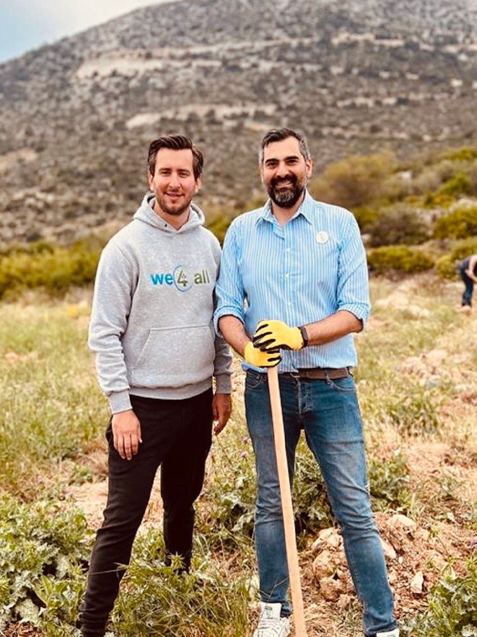 αναμνηστικές φωτογραφίες με τους εθελοντές επί τω έργω