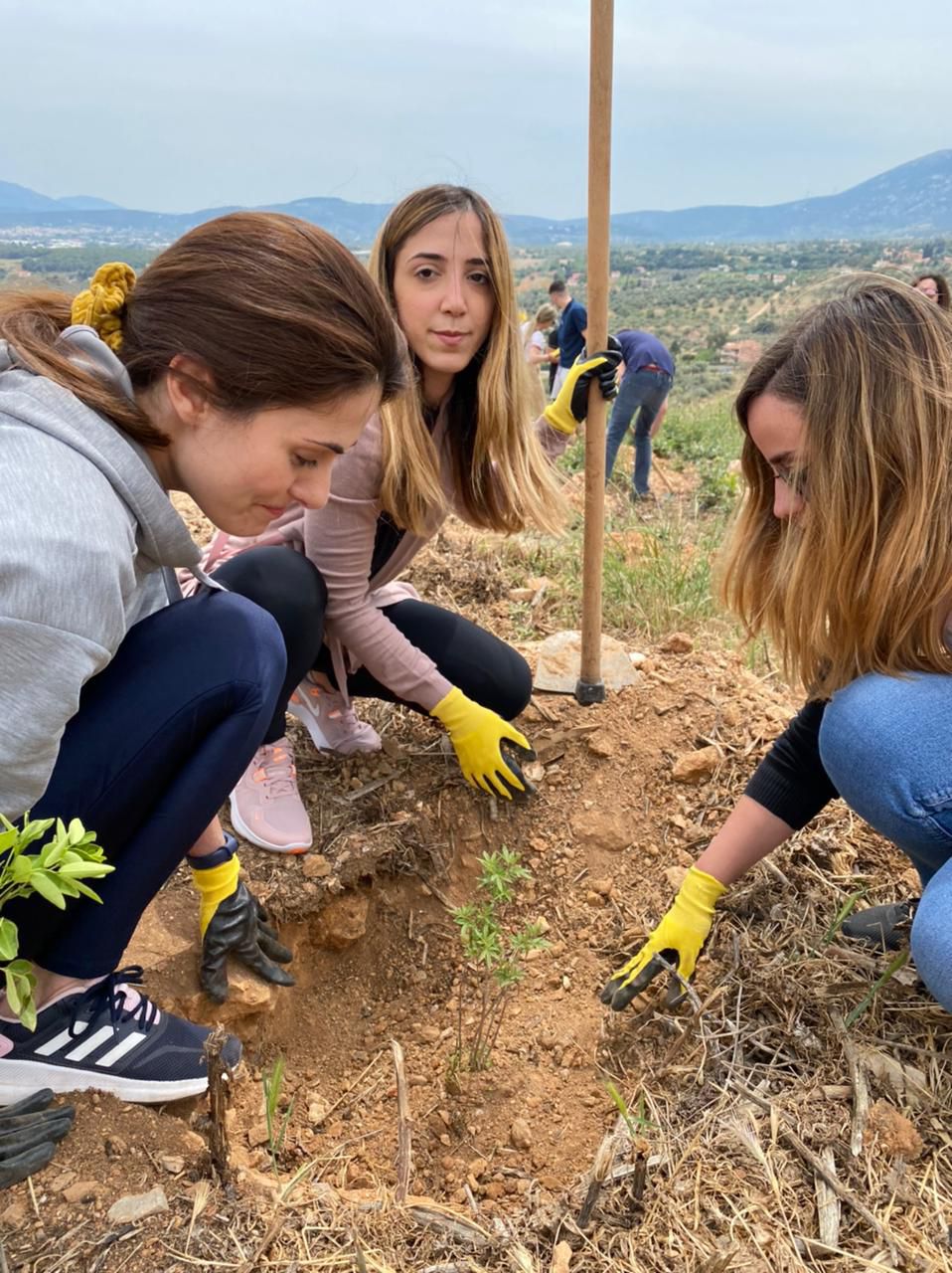 αναμνηστικές φωτογραφίες με τους εθελοντές επί τω έργω