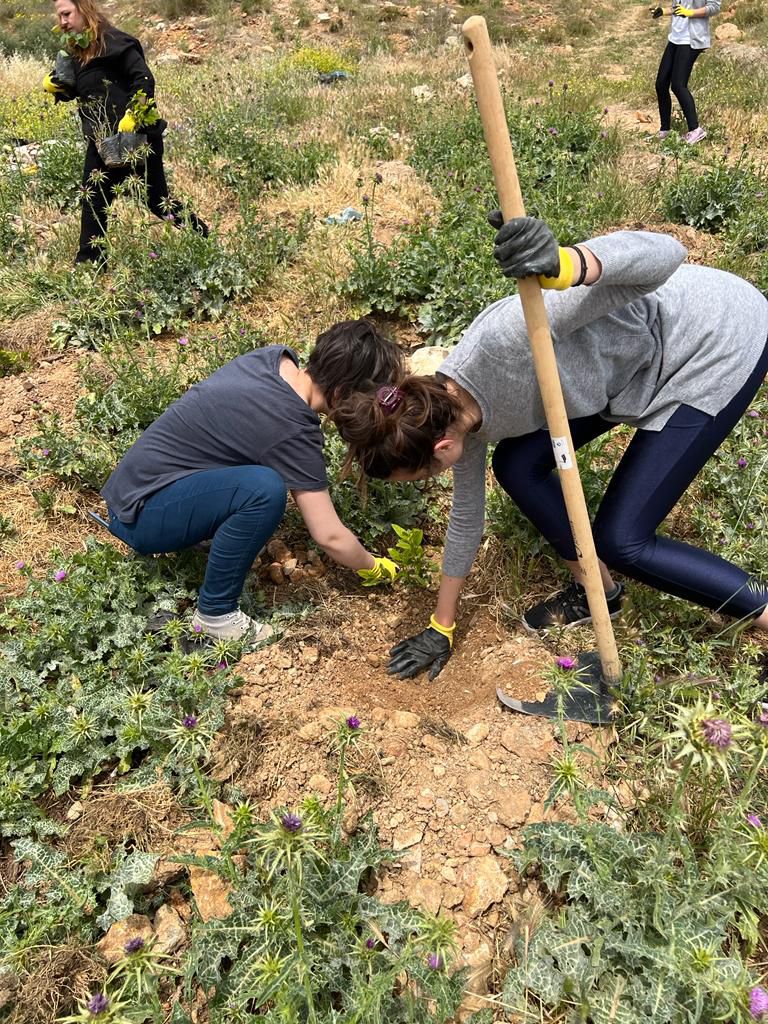 αναμνηστικές φωτογραφίες με τους εθελοντές επί τω έργω