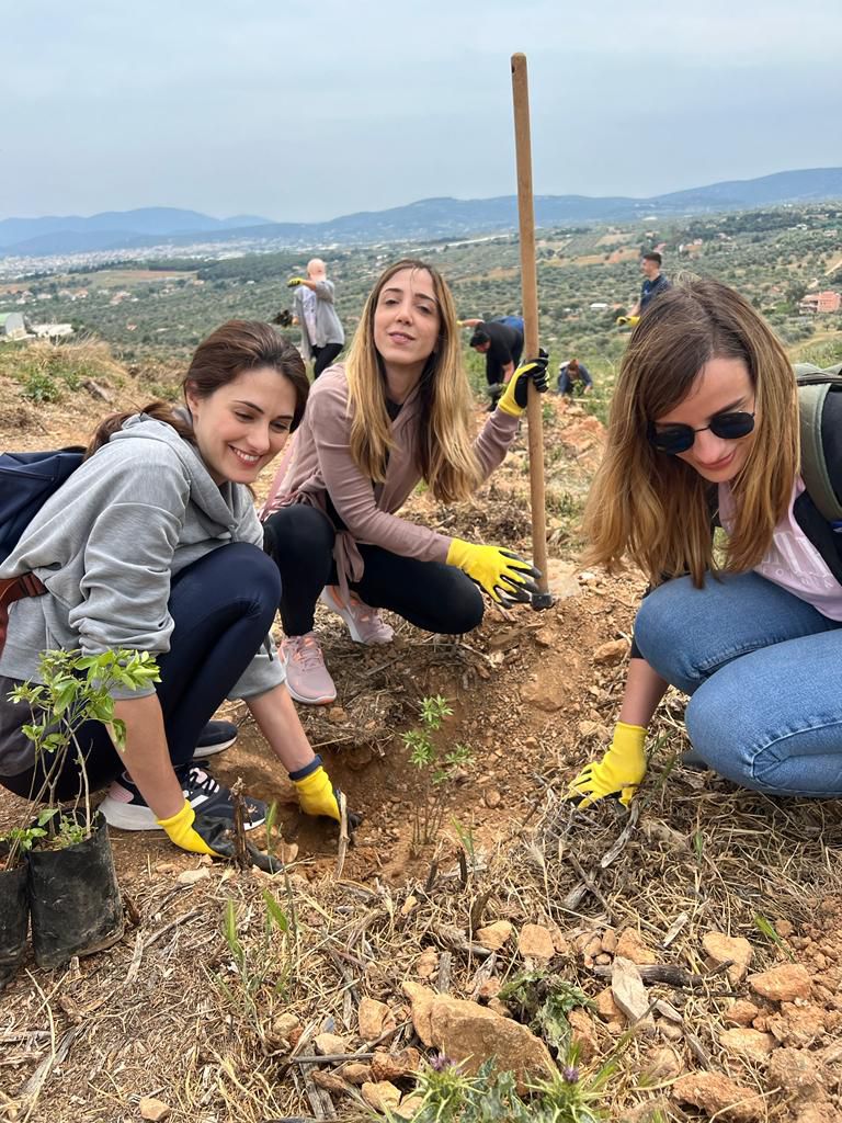 αναμνηστικές φωτογραφίες με τους εθελοντές επί τω έργω