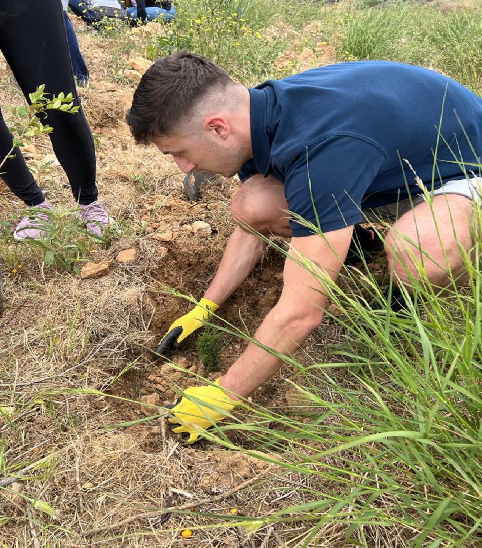 αναμνηστικές φωτογραφίες με τους εθελοντές επί τω έργω