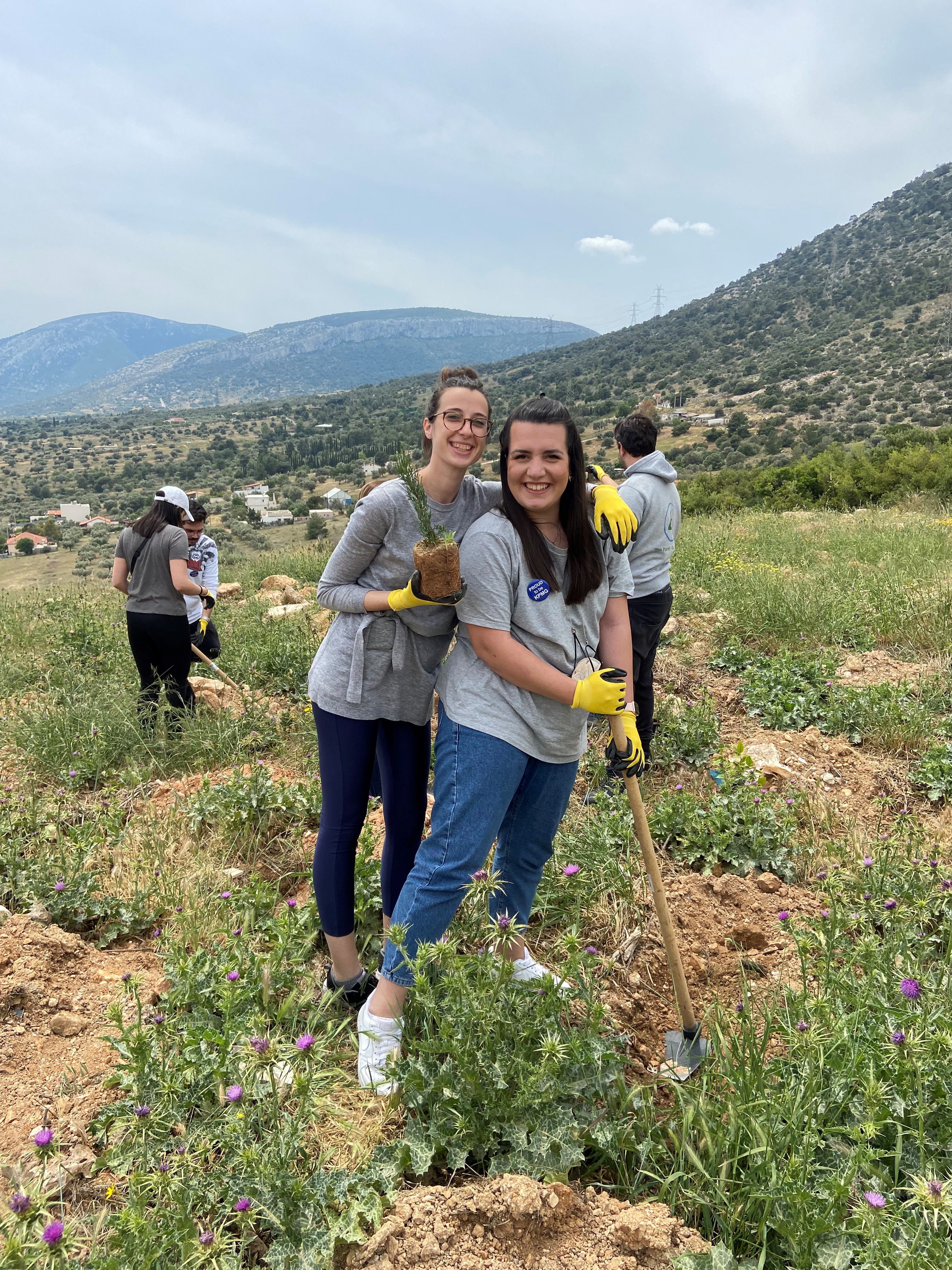 αναμνηστικές φωτογραφίες με τους εθελοντές επί τω έργω