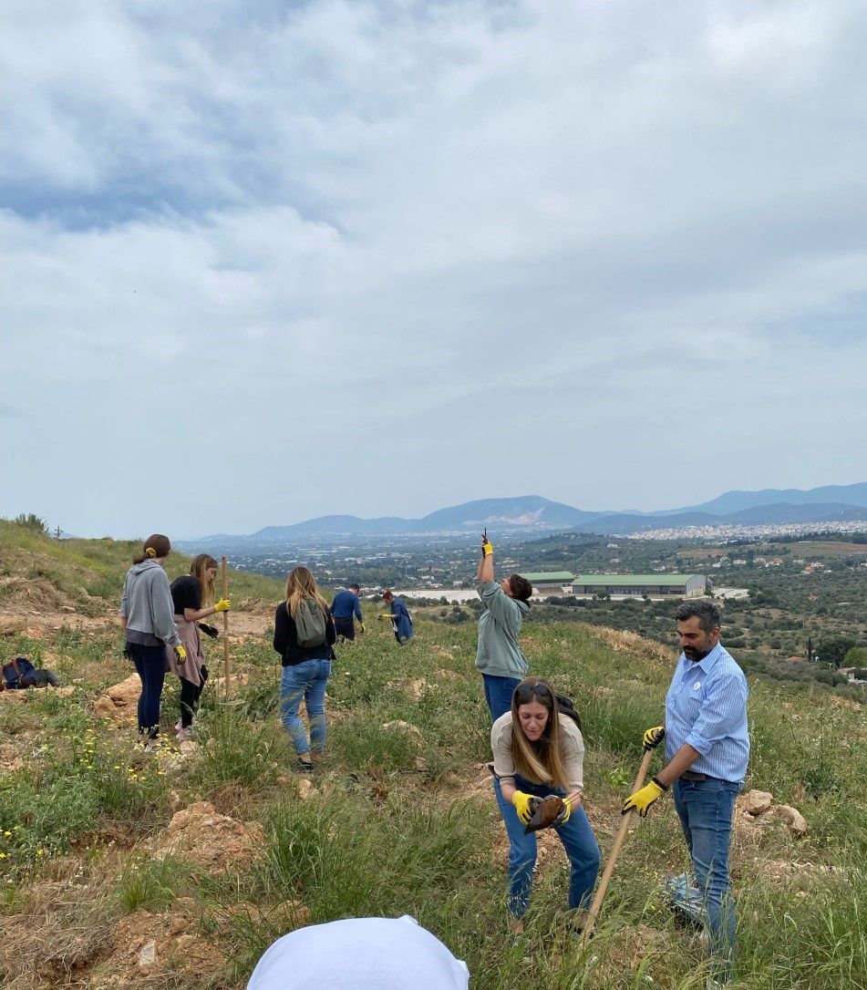αναμνηστικές φωτογραφίες με τους εθελοντές επί τω έργω