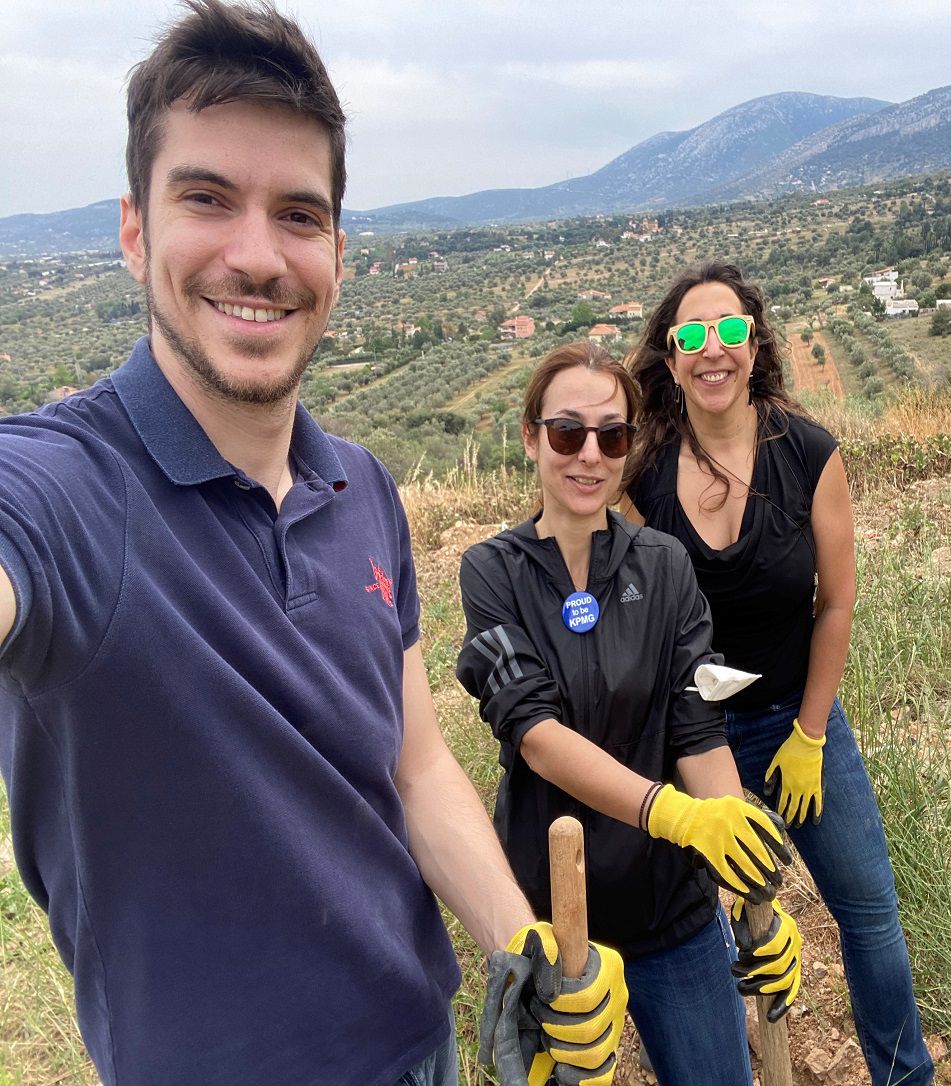 αναμνηστικές φωτογραφίες με τους εθελοντές επί τω έργω