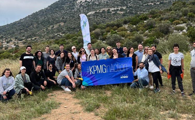 αναμνηστικές φωτογραφίες με τους εθελοντές επί τω έργω