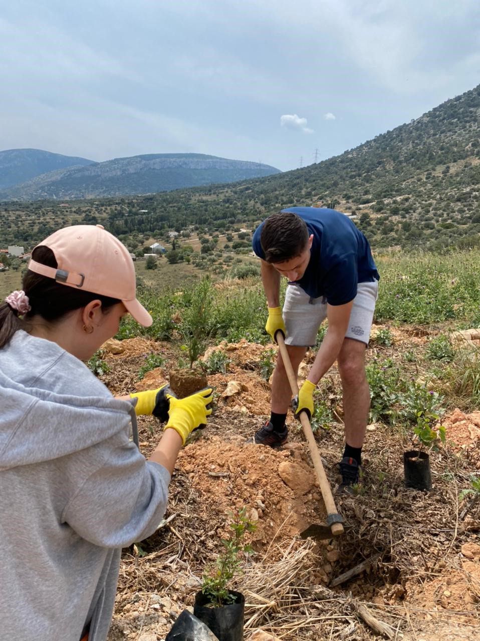 αναμνηστικές φωτογραφίες με τους εθελοντές επί τω έργω
