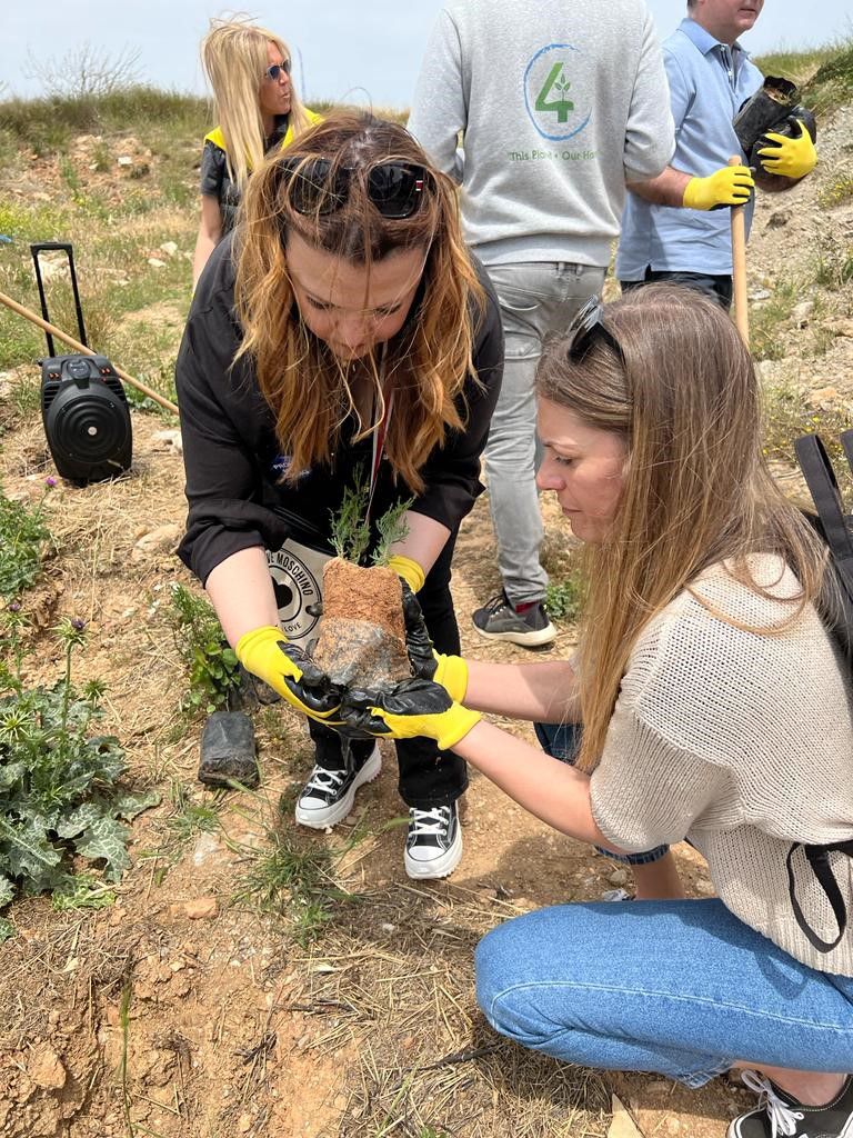 αναμνηστικές φωτογραφίες με τους εθελοντές επί τω έργω