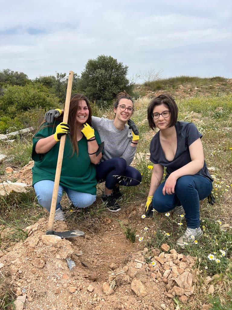 αναμνηστικές φωτογραφίες με τους εθελοντές επί τω έργω