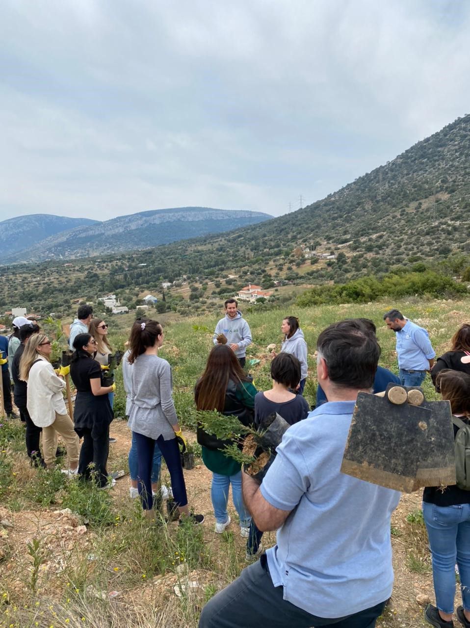 αναμνηστικές φωτογραφίες με τους εθελοντές επί τω έργω