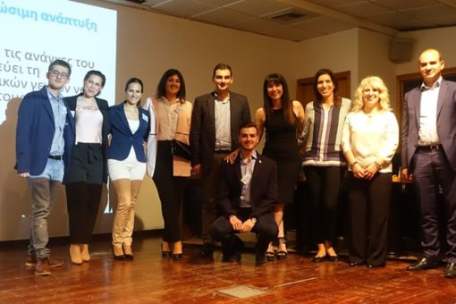 Από αριστερά Θ. Πολυχρονόπουλος, Εκτελεστικός Πρόεδρος της Polyeco Group, Σ. Κυριάκου, Γενική Διευθύντρια & COO KPMG, Κ. Κυριακή Κοσμίδου Αναπληρώτρια Καθηγήτρια Α.Π.Θ., η συντονίστρια Δρ. Ν. Γλαβέλη ΕΔΥΠΕ Α.Π.Θ., Στ. Αναγνώστου, Προϊστάμενος Οικονομικών & Διοικητικών Υπηρεσιών, ΤΙΤΑΝ μαζί με φοιτητές Α.Π.Θ.