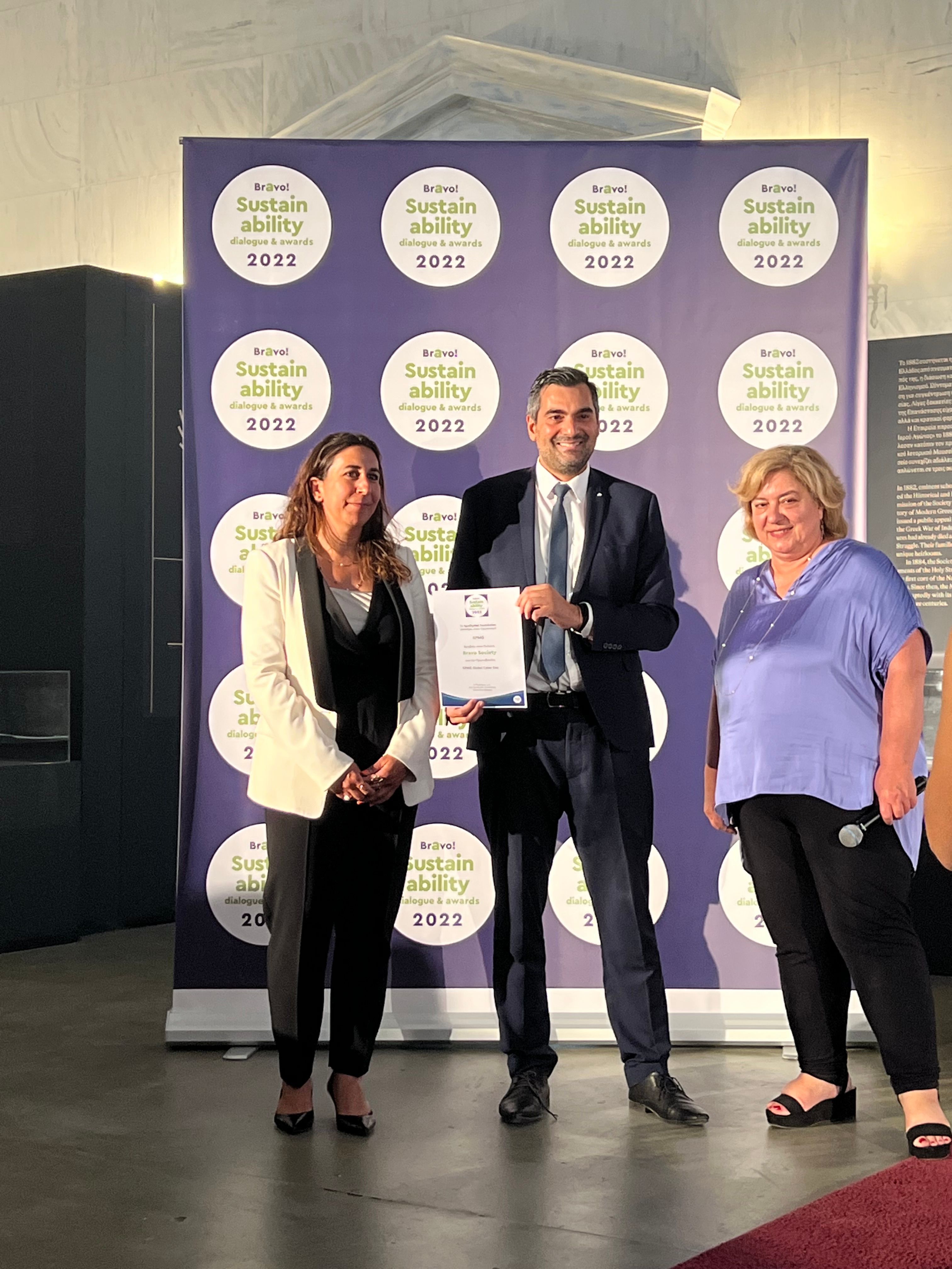 Niovi Sarris and Alcibiades Siaravas receive KPMG's award at Bravo Sustainability Dialogues & Awards