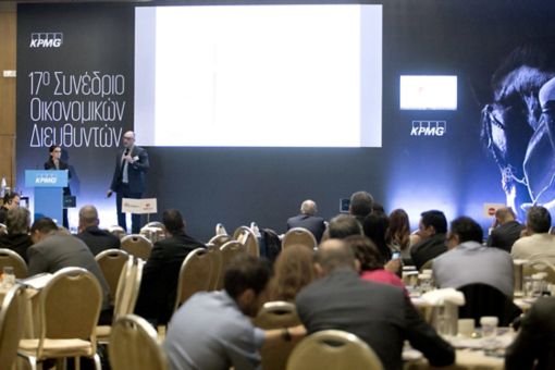 Φώτο 7: Οι Αλίκη Παπαδοπούλου (Δικηγόρος/ Senior Legal Advisor, CPA Law) και Σπύρος Δημητρίου (Δικηγόρος/ Tax Senior Manager, KPMG) από το βήμα του 17ου CFO Forum επισημαίνουν τις επιπτώσεις των περιπτώσεων φοροδιαφυγής στους Chief Executives. 