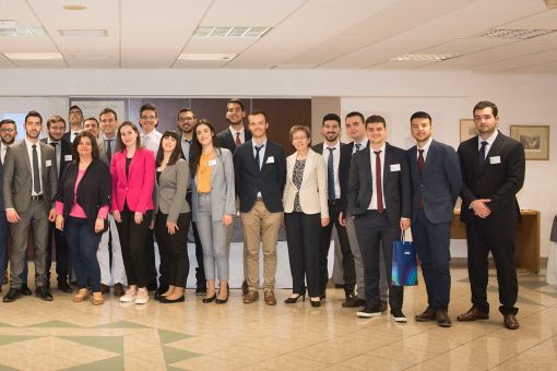 Όλοι οι συμμετέχοντες με τα στελέχη της KPMG.