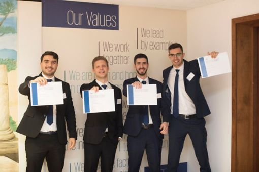 Η νικήτρια ομάδα “The Intangibles” απαρτίζεται από τους (από τα αριστερά προς τα δεξιά): Ευθύμιος Δραγάτσης, Μάρκος Ζώρζος, Ιωάννης Σταμάτης και Χρήστος Γκιτέρσος. Και τα τέσσερα μέλη της ομάδας είναι φοιτητές του Πανεπιστημίου Πειραιώς, τμήμα Χρηματοοικονομικής και Τραπεζικής Διοίκησης.